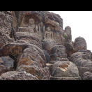 Alle Reliefs und Stupas sind aus dem Fels gehauen